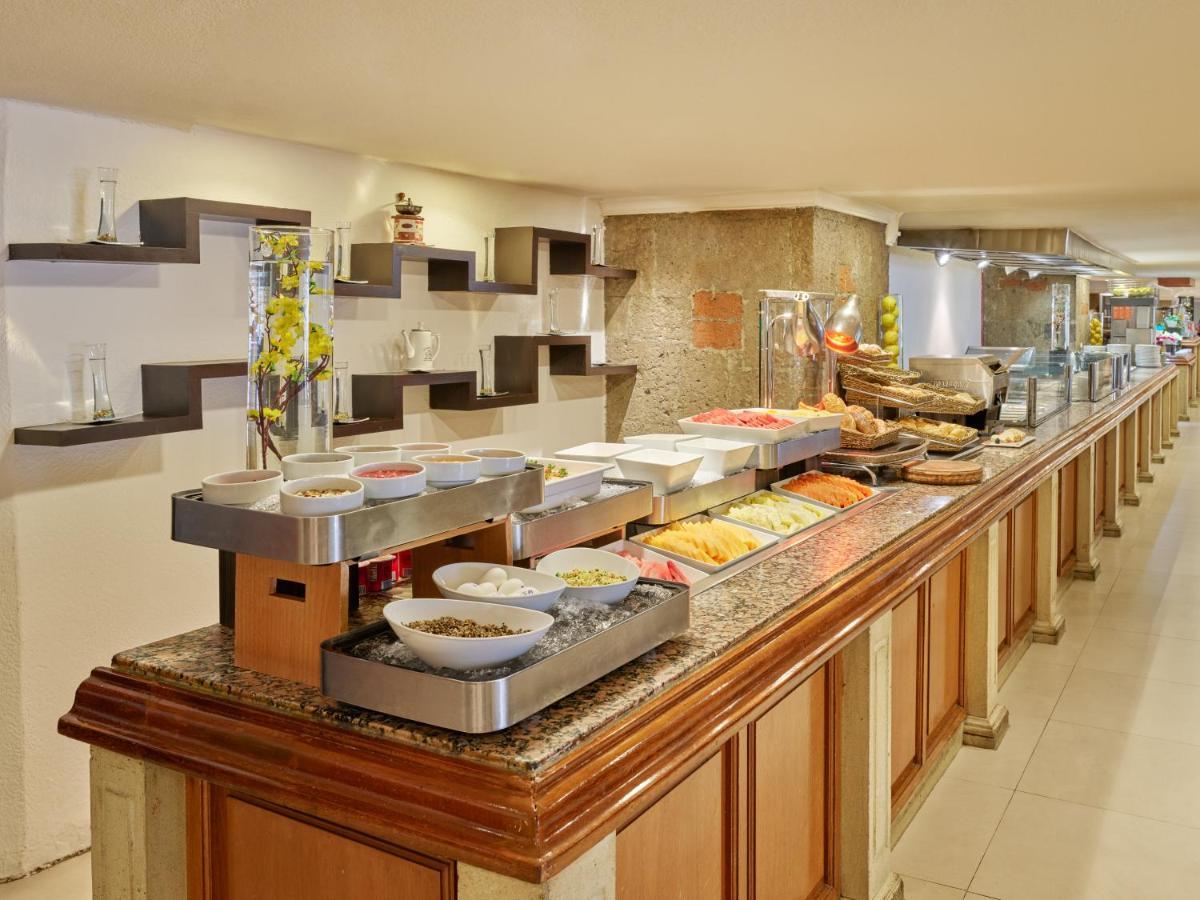 Fiesta Americana Reforma Mexico Extérieur photo A buffet at a hotel